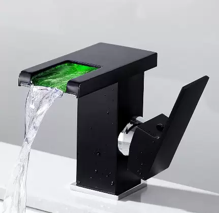 Vodopádová baterie do koupelny s LED osvětlením měnícím barvu, moderní styl, černá