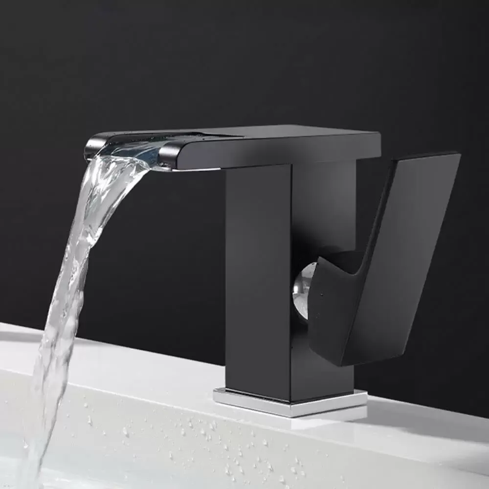 Vodopádová baterie do koupelny s LED osvětlením měnícím barvu, moderní styl, černá