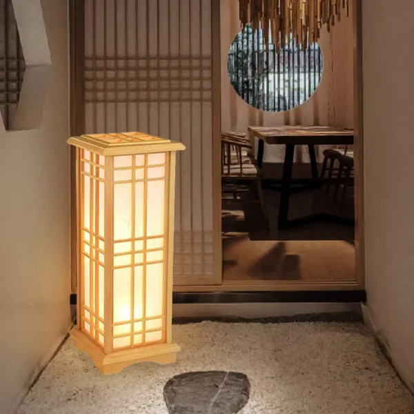 Japonská stojací lampa 220 V z borovice s dřevěným rámem lampy a stínidlem z umělé ovčí kůže Lamp Japonská stojací lampa 220 V z borovice s dřevěným rámem lampy a stínidlem z umělé ovčí kůže Lamp