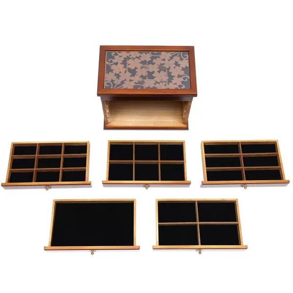 Hnědá dřevěná šperkovnice - 6 pater - velká - 30 x 18,5 x 25 cm - se vzorem čtyřlístku Hnědá dřevěná šperkovnice - 6 pater - velká - 30 x 18,5 x 25 cm - se vzorem čtyřlístku