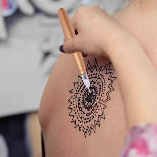 Kompletní sada na tetování obočí s 10 kusy tetovacích jehel a se sadou pro semipermanentní make-up na rty