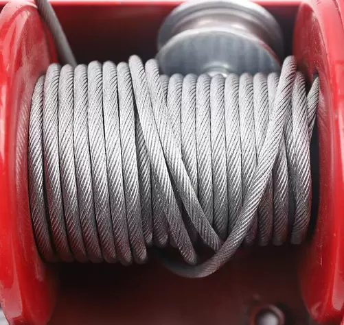 Elektrický lanový naviják Elektrický naviják Elektrický naviják 1450 W pro domácí dílenskou garáž.