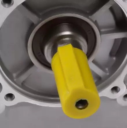15 HP čtyřtaktní benzínový motor Jednoválcový benzínový motor OHV Chlazení nuceným vzduchem Vlak